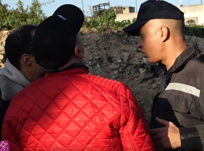  المرنيسي... يساعد شخصا في حالة هيستيرية بسبب حبوب "إكستازي" 