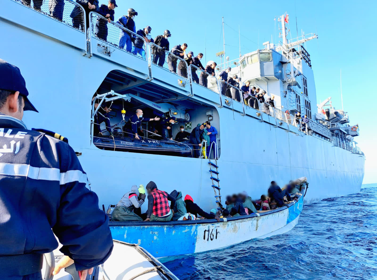 القوات المسلحة الملكية تقدم المساعدة لـ 31 مهاجرًا غير نظامي قبالة السواحل المغربية