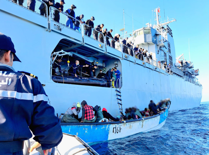 القوات المسلحة الملكية تقدم المساعدة لـ 31 مهاجرًا غير نظامي قبالة السواحل المغربية