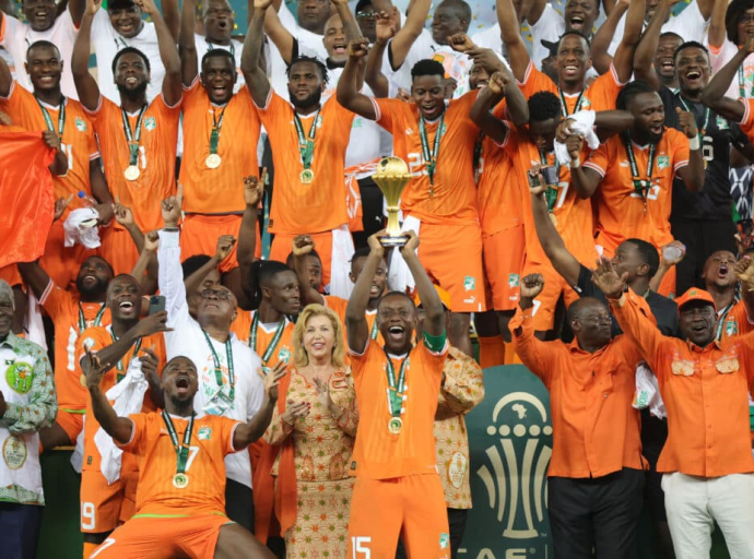 احتفال الجماهير الايفواريه بفوز كوت ديفوار في مراكش