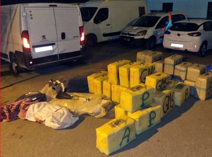 الشرطة القضائية بولاية أمن الدار البيضاء تحبط محاولة تهريب طن و420 كيلوغراما من مخدر الشيرا