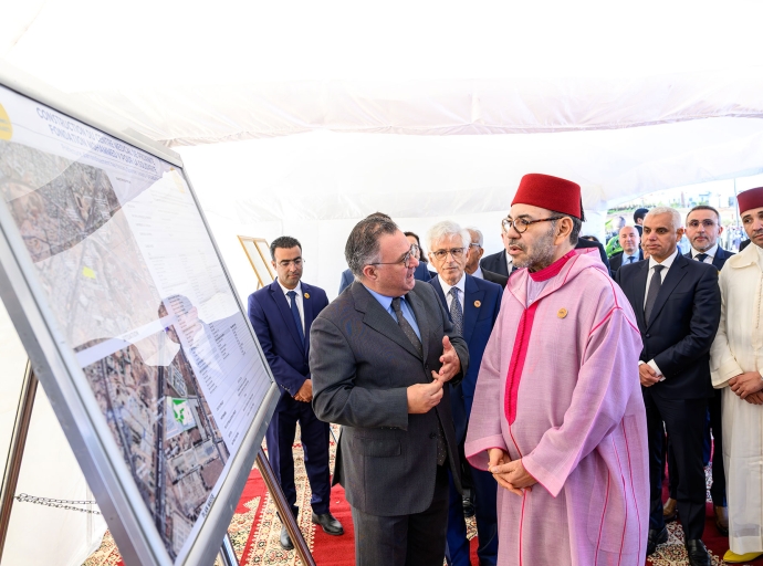 جلالة الملك يشرف بالدار البيضاء على وضع الحجر الأساس لمركز طبي للقرب وإطلاق المرحلة الثانية من برنامج الوحدات الطبية المتنقلة