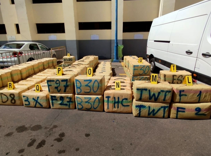 إحباط عملية تهريب دولية للمخدرات وحجز اسلحة نارية ومواجهة مع الشرطة تنتهي بمقتل المشتبه به