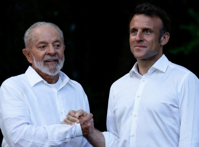 ماكرون يهدي الرئيس البرازيلي دا سيلفا قميص كيليان مبابي  