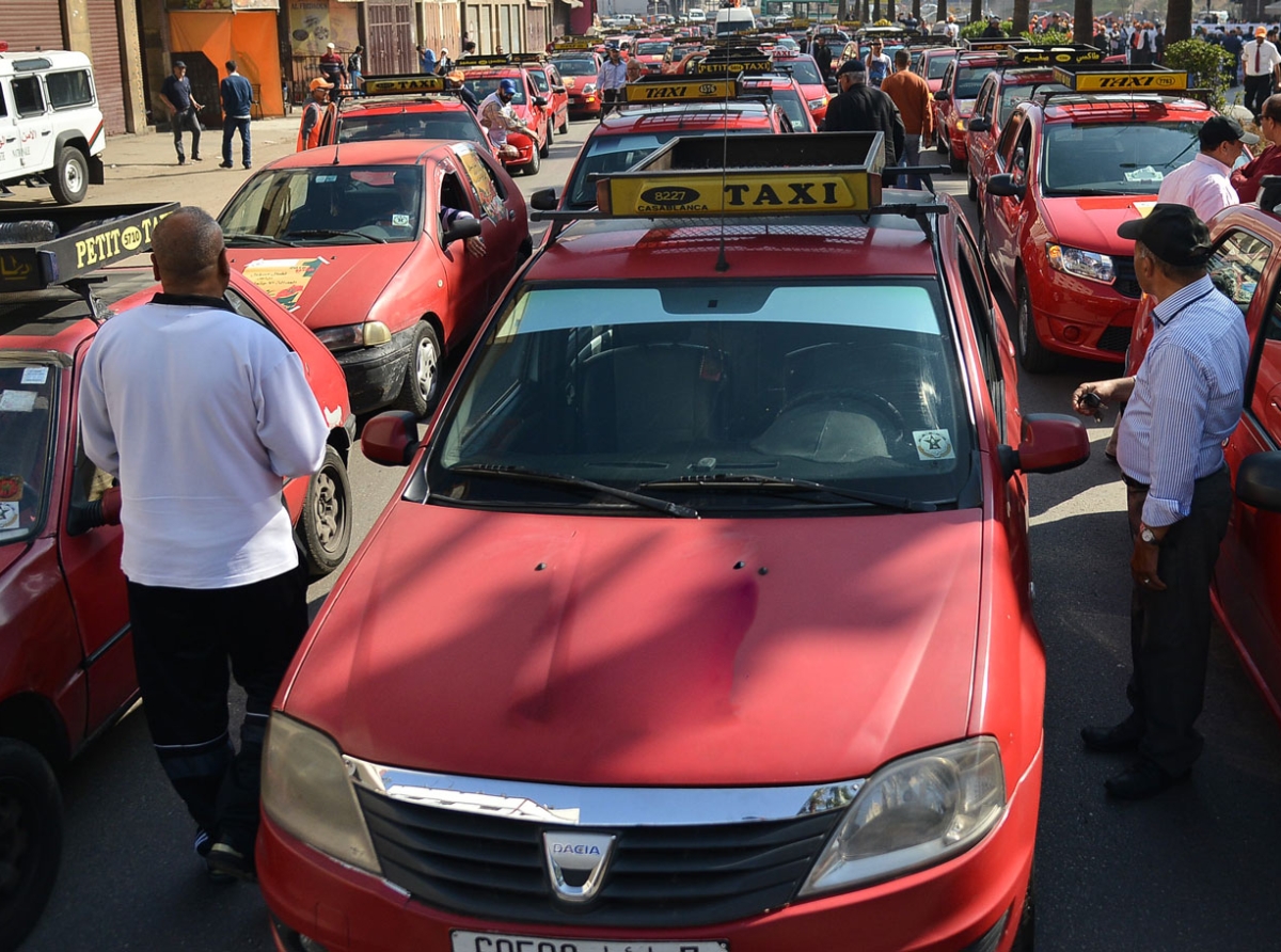 طاكسيات البيضاء يرفضون نقل المواطنين إلى كل الوجهات