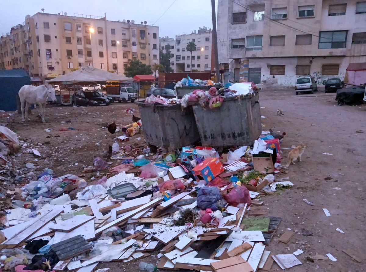 مقاطعة سيدي مومن بالرحامنة تعاني من وضعية كارثية للنفايات: استهتار شركة النظافة وغياب المسؤولية