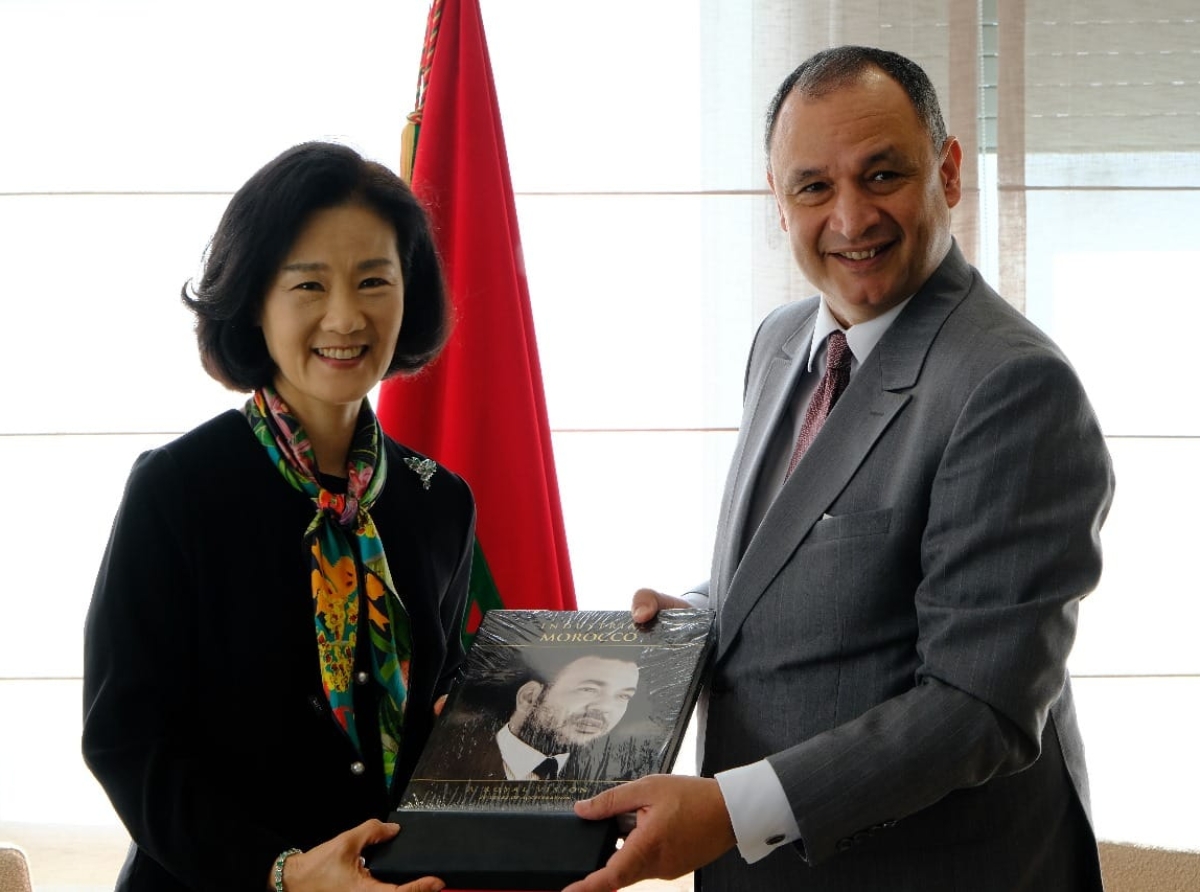 رياض مزُّور يستقبل السفيرة الكورية لشؤون تغير المناخ لبحث فرص الاستثمار والتعاون الثنائي