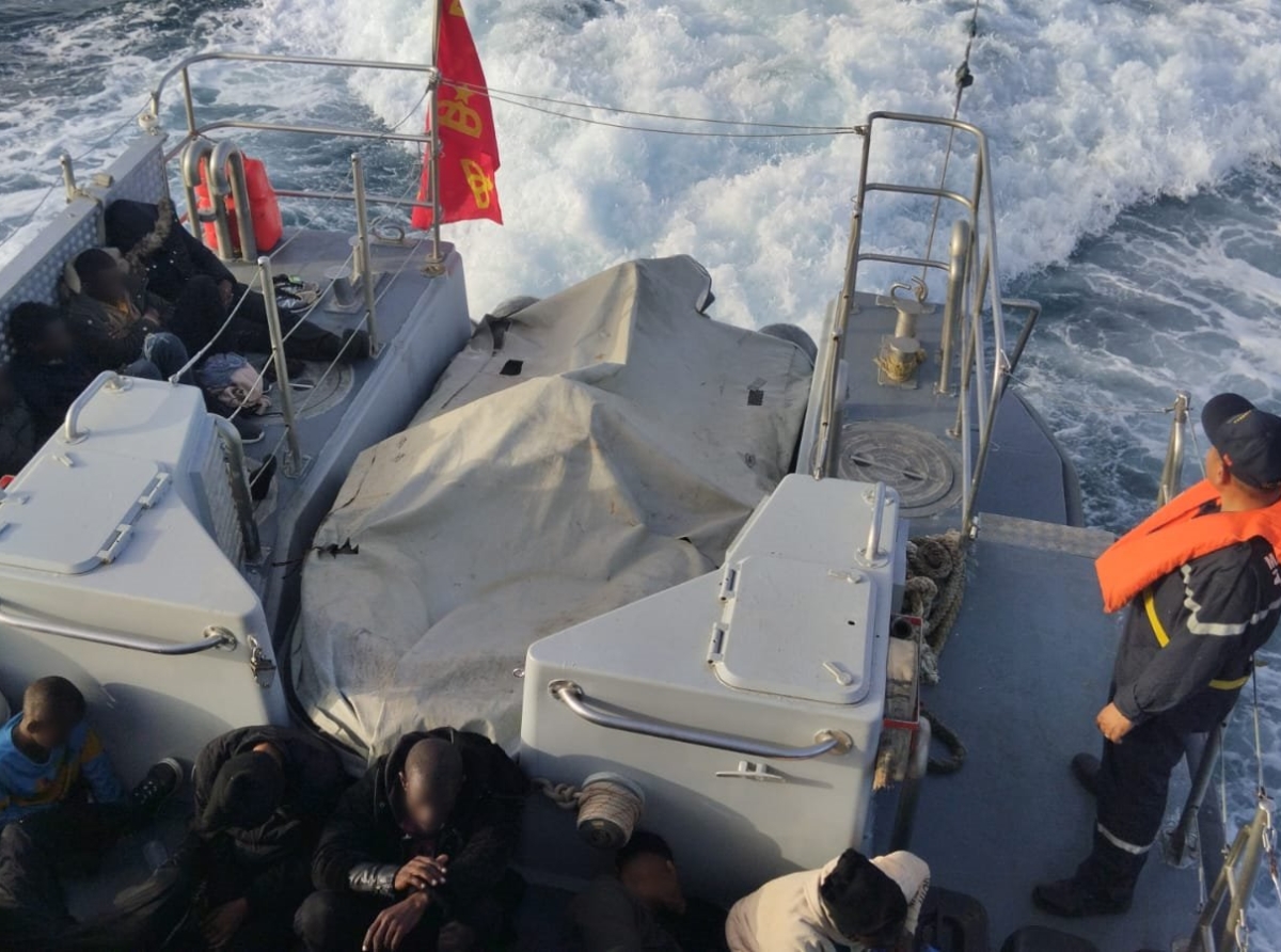 الداخلة .. عناصر من القوات المسلحة الملكية تقدم المساعدة لـ 52 مرشحا للهجرة غير النظامية ينحدرون من إفريقيا جنوب الصحراء