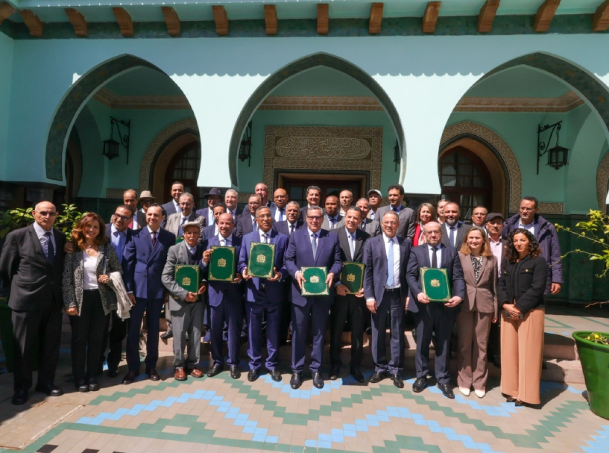 الحكومة والنقابات والباطرونا يتفقون على زيادة 10% في الحد الأدنى للأجور وألف درهم في رواتب الموظفين