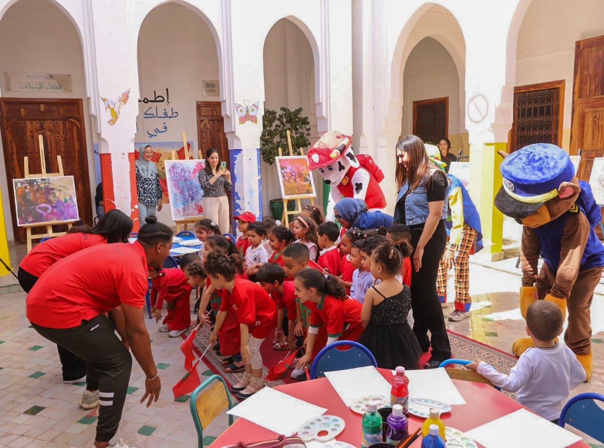 بالفرشاة، تنقل آية عراش المشاعر ومتعة الحياة إلى مراكش