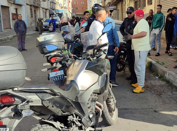 لص يعتدي على مسنة ويسرق حقيبتها، ويهرب تاركًا دراجته النارية بعد مطاردة الشرطة