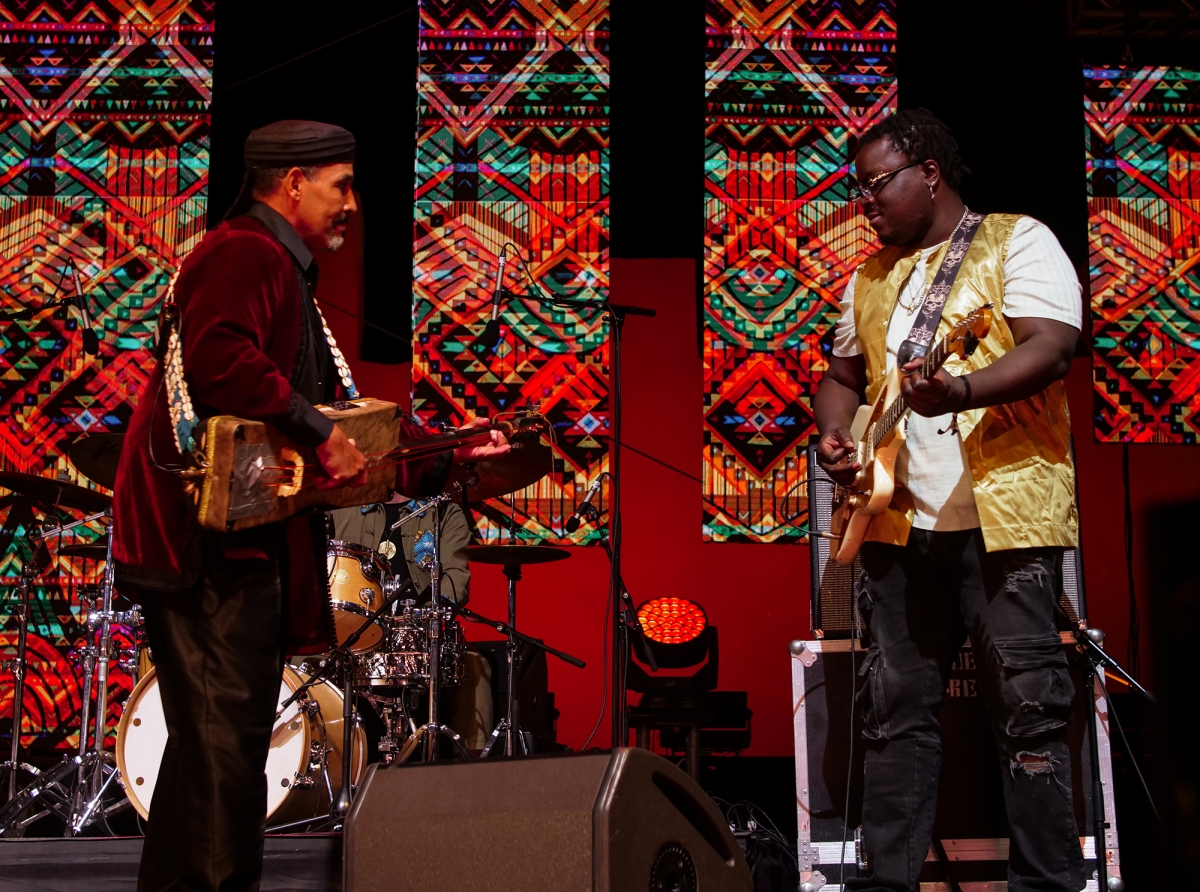 بالصور: المعلم محمد كويو يلهب حماس جمهور منصة مولاي الحسن بالصويرة وسط حضور جماهيري كبير