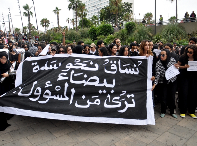 طلبة الطب ينتفضون في وجه الحكومة ويحتجون بـ «السواد» في وسط البيضاء