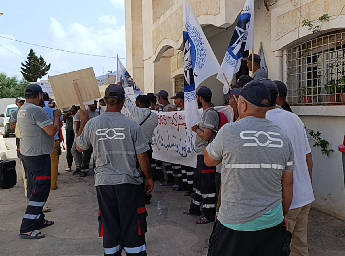 عمال شركة "SOS" يحتجون أمام المجلس البلدي لبني أنصار ضد ظروف العمل المزرية