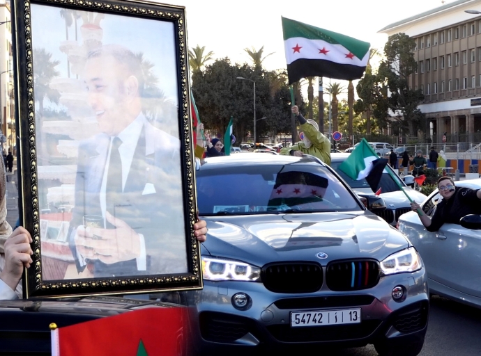 الجالية السورية بالمغرب تحتفي بتحرر سوريا: أعلام سورية ومغربية وصور الملك محمد السادس